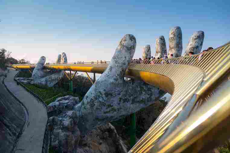 Die beeindruckende Goldene Brücke in Vietnam, gehalten von zwei riesigen Händen